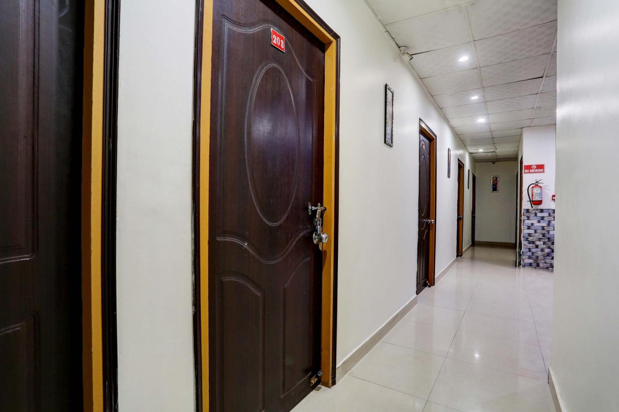 Collection O Hotel Moon Light Lucknow Buitenkant foto