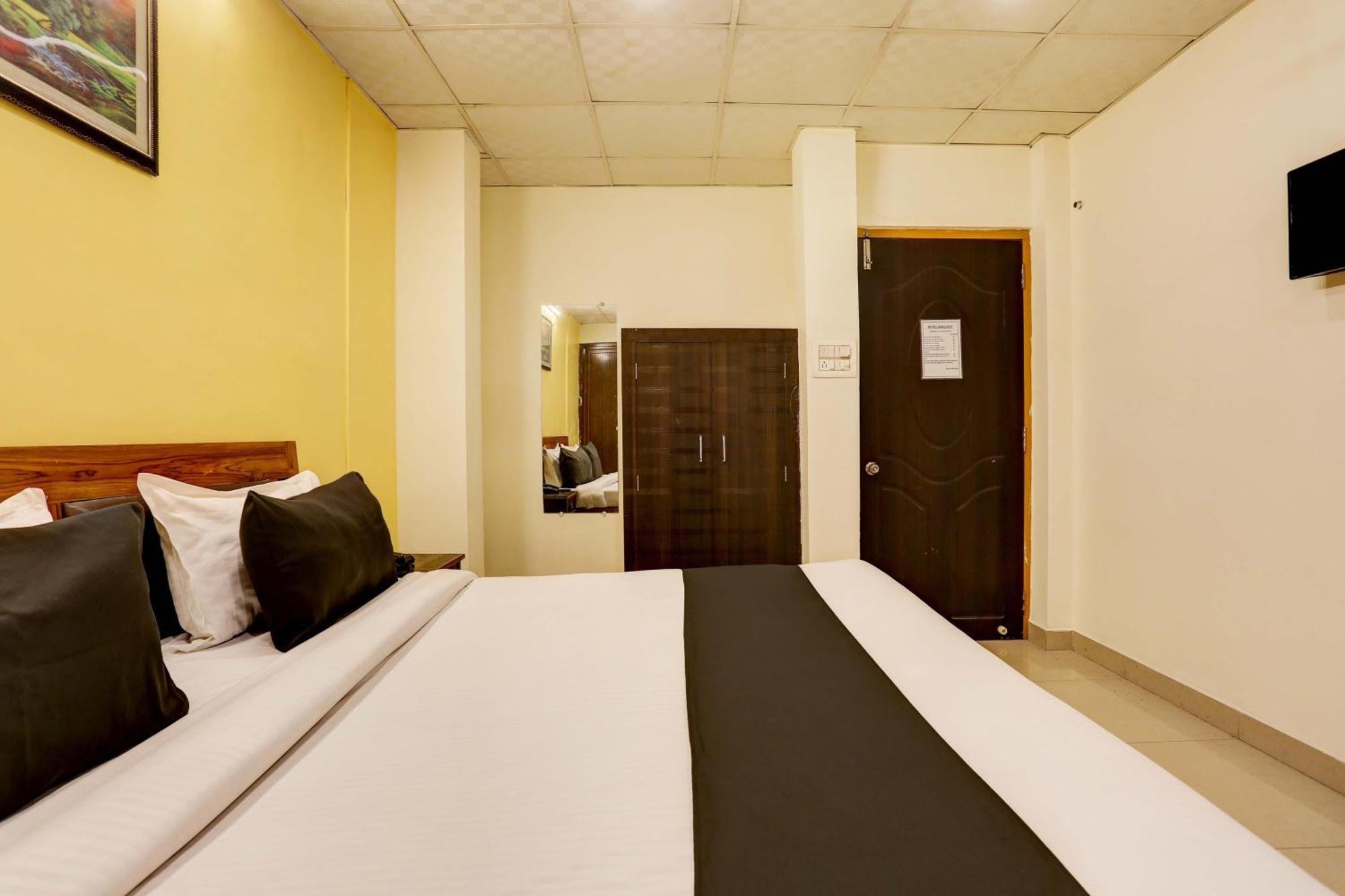 Collection O Hotel Moon Light Lucknow Buitenkant foto
